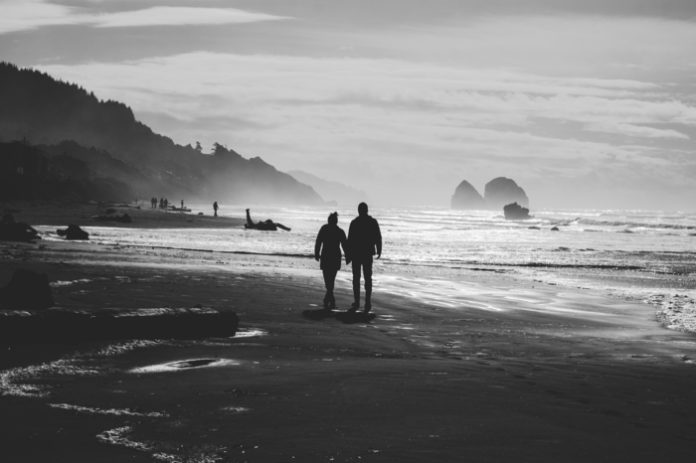 idée-photo-couple-photo-deux-couple-amoureux-pose-photo-plage