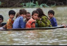 Inondations historiques au Pakistan : une course contre la montre pour les secouristes