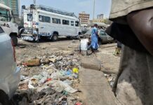 JET D’ORDURES DANS LES RUES DE DAKAR Une question de responsabilité collective…….La clé réside dans un changement de mentalité ( par Malick FAYE, journaliste )